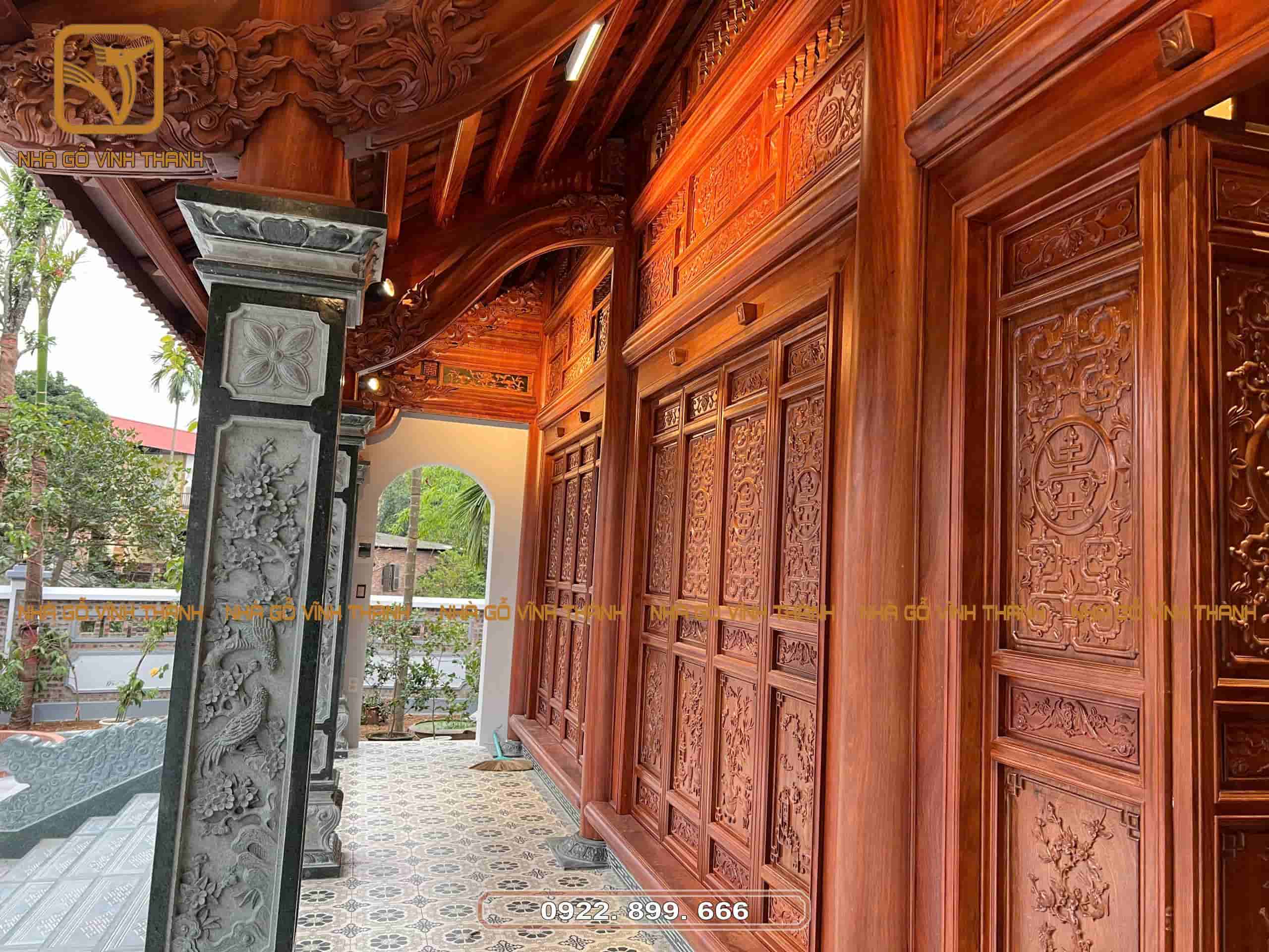 Hoa văn đục chạm trên cột hiên đá