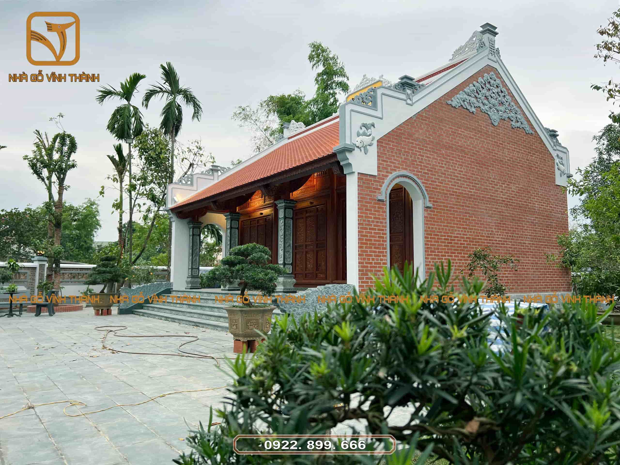 Đốc nhà gỗ 3 gian cột hiên đá